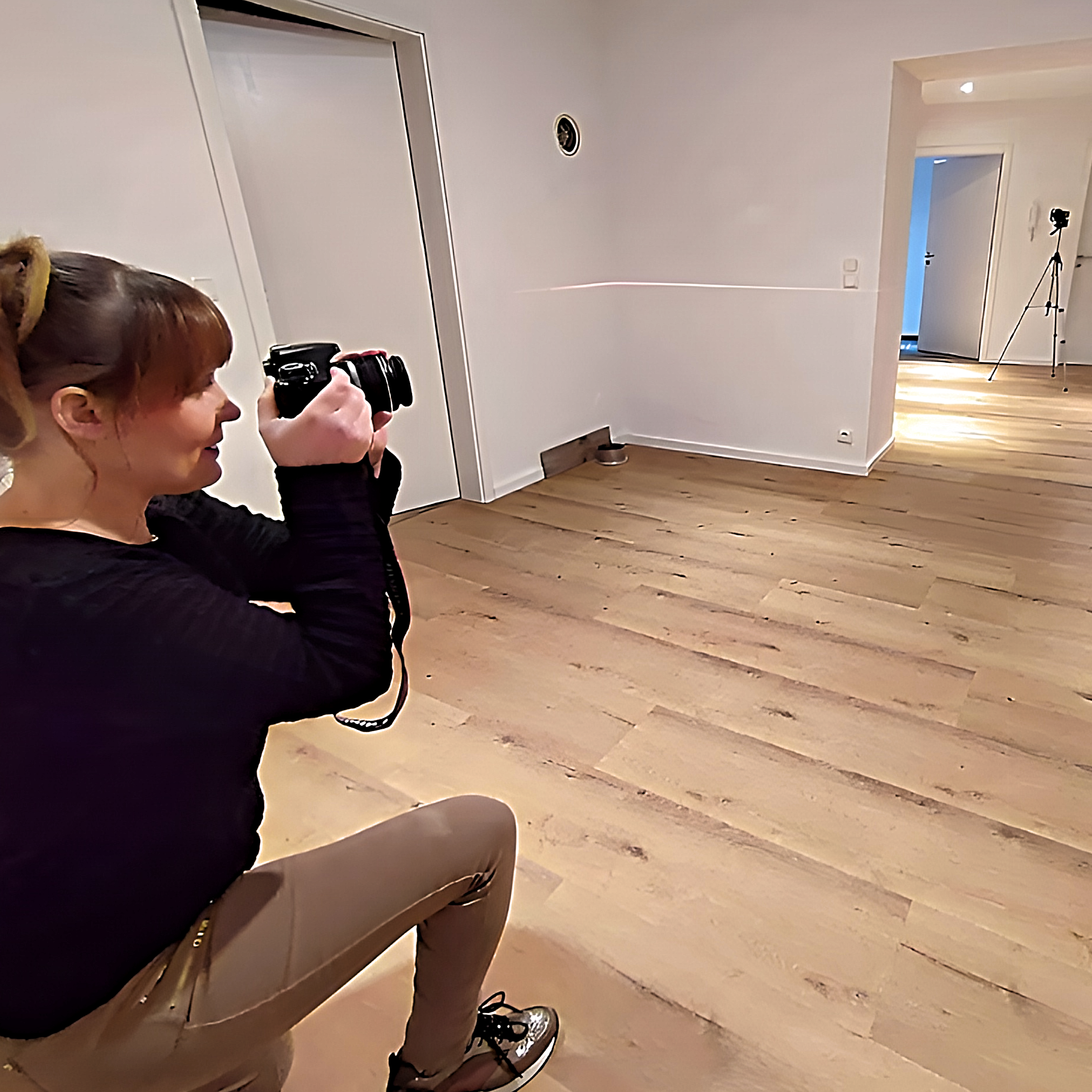katharina-kunzmann-arbeitet-sorgfaeltig-und-mit-plan immobilienmaklerin katharina kunzmann beim fotografieren eines raumes.